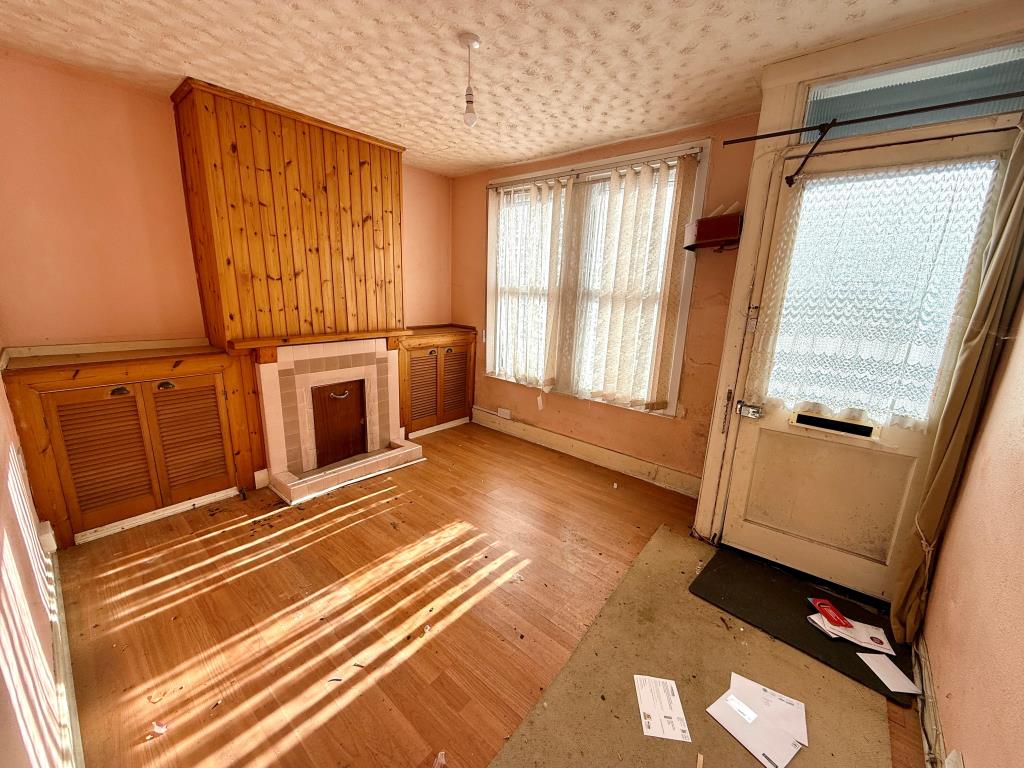 Lot: 156 - THREE-BEDROOM TERRACE HOUSE FOR IMPROVEMENT - Living room